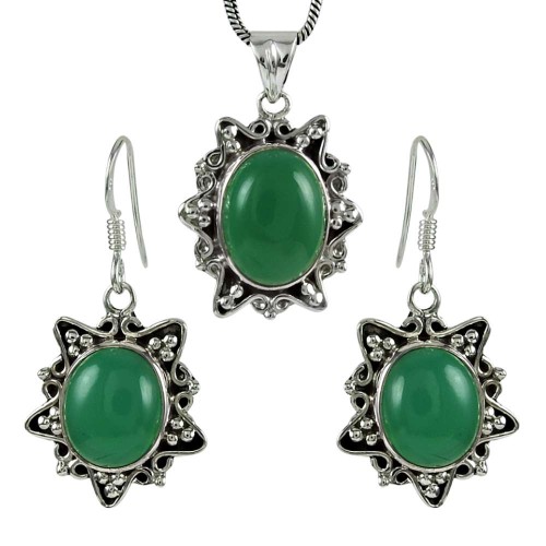 Graceful 925 Sterling Silver Green Onyx Gemstone Pendant and Earrings Set